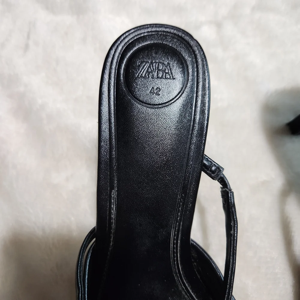 Zara Black Textured Pointed Heels - Picture 6 of 8